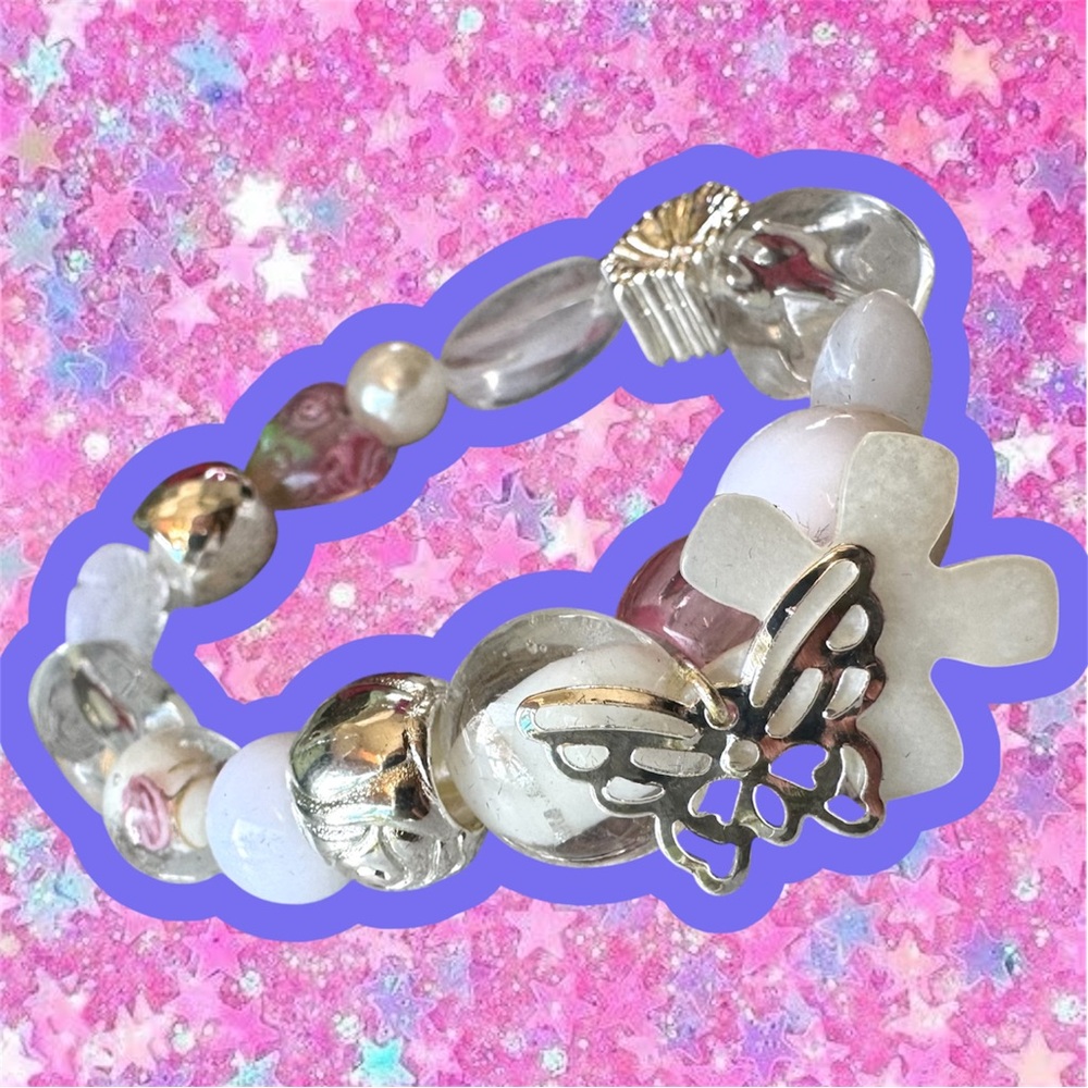 Avon Beaded Chic Charm bracelet Romance NIB NWT pearl butterfly rose stretch Y2K - Picture 3 of 12
